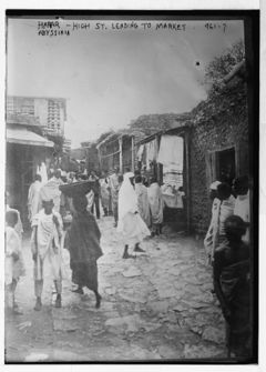 A scene on the road to the market in Harar, dating between 1900-1920.