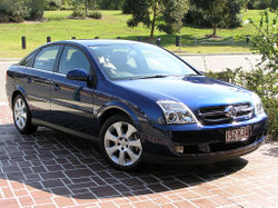 2005 Holden ZC Vectra CDX hatchback 01.jpg