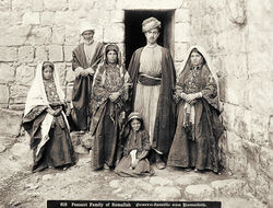 Peasant Family of Ramallah 1900-1910.jpg