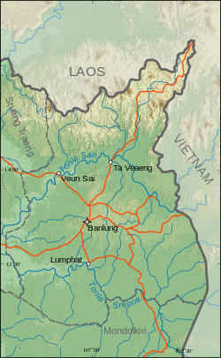 Physical map of Ratanakiri, depicting highest elevation at the province's northern border. The city of Banlung is at the center of the province. Ta Vaeang and Veun Sai are in the north, and Lumphat is in the south.