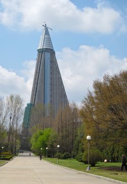 Ryugyong Hotel - 29 april 2010.jpg