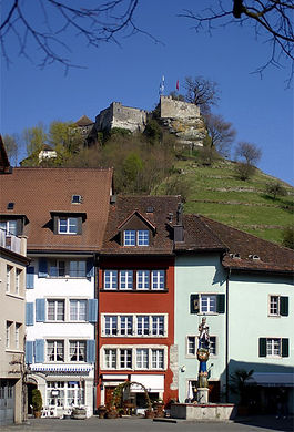 Lenzburg - Lenzburg's Butcher's plaza with the castle in the background