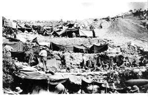 Anzac Cove encampment 1915.jpg