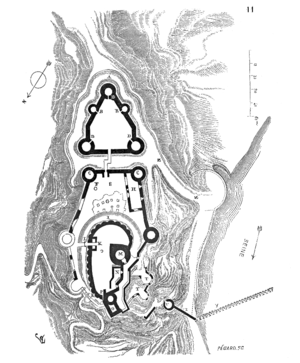 The outer bailey, at the top of the plan, is pentagon shaped and there are five towers spaced along the wall, three of which are at corners. The outer bailey leads to the middle bailey which is an irregular polygon; like the outer bailey, the walls of the middle bailey are studded with five towers. Within the middle bailey is the inner bailey at the bottom of the plan, which in turn contains the keep.