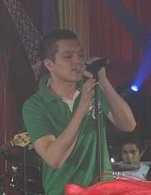 Bamboo Mañalac performing.