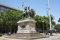 Buenos Aires-Plaza de Mayo-Estatua Belgrano.jpg