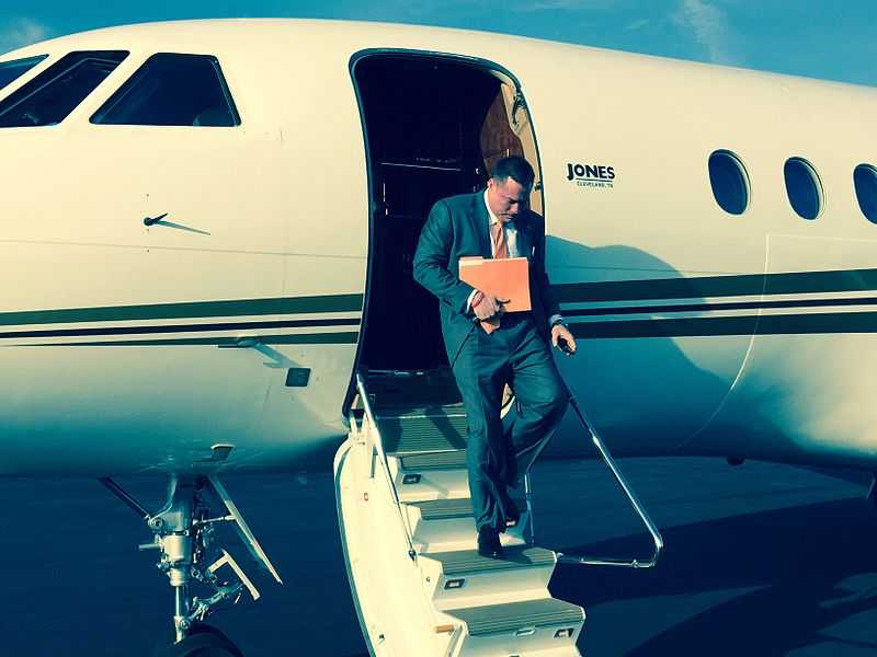 Butch_Jones_exiting_plane.jpg