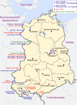Map of East Germany showing crossing points on the western and south-western side. In total, there are ten road crossings (marked blue), eight rail crossings (marked red), and two river or canal crossings (marked green).