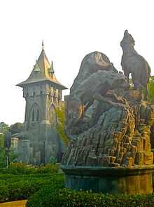 The outdoor queue line for Curse of DarKastle at Busch Gardens Williamsburg.