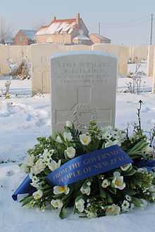 A gravestone with wreath and flowers. The gravestone reads "32513 Serjeant D. Gallaher N.Z. Auckland Regt. 4th October 1917 .
