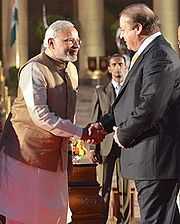 (L-R) President of India Pranab Mukherjee, Prime Minister of India Narendra Modi, Prime Minister of Pakistan Nawaz Sharif and Prime Minister of Mauritius, Navin Ramgoolam.