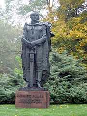 Photo of Pulaski Statue at the Kazimierz Pułaski Museum in Poland