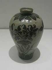 Korean porcelain-Goryeo-Maebyong-01.jpg