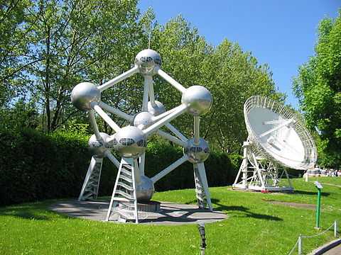 A model of the Atomium at Minimundus showing the support columns containing external stairs.
