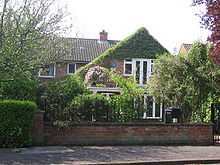 Larkin lived in a comfortable residential area in Hull at 105 Newland Park in a detached house of red brick construction. Doors on the first floor at the front of the house open onto a small balcony. As seen in 2008 part of the walls at the front of the house are covered with a green climbing plant, but a round commemorative plaque is visible
