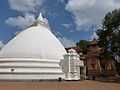 Stupa at Kelaniya Raja Maha Vihara.JPG