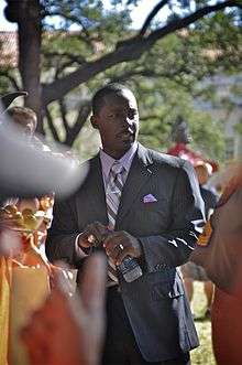 A picture of Desmond Howard wearing a suit.