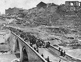 Red bridge, Yerevan.jpg