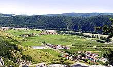 The town of Dürenstein lies in the floodplain of the Danube river. The river passes through the valley, between two sets of mountains on each side. The Russians emerged from the feldspar cliffs and defiles of the mountains, to attack the French column arrayed in the vineyards.