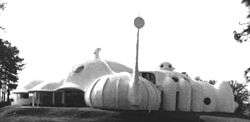 A black and white photo of the exterior of the Xanadu House in Kissimmee, Florida in 1985.