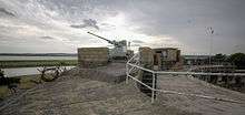 View of a Bofors 40 mm anti-aircraft gun on the roof of the fort, with the river visible on the left and the fort's interior on the right