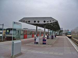 Photograph of Isolatorweg metro station's island platform