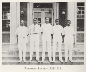 Medical residents posing in front of the hospital.