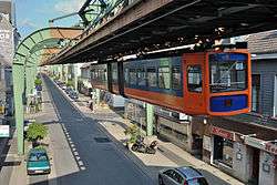 A train hanging from the rail runs above Sonnborner Straße.