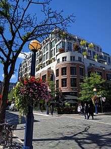 Intersection of Yorkville Ave and Hazelton Ave